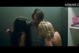 keanu reeve permite a dos chicas  pasar