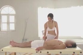 Kaede Niiyama gives a great massage