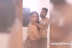 Indian woman with nice curves makes an amateur tape