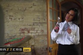 Brazzers - British cop Elicia Solis entraps some big dick