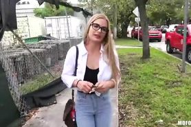 Curvy glasses chick outdoor sex