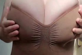 Flowerpetalxx22 milks huge boobs