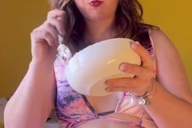 Swallowpeaches pawg girlfriend eating cake clothes try on