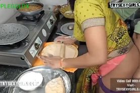 Roti Banate Samay Jor Se Dhakka Lagaya Ek Sath Do Kam Desi Bhabhi Ne