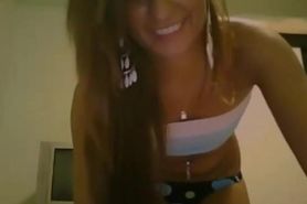 Webcam bombshell fingers her pink hole