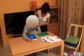 Profesora se folla a su estudiante virgen!!!!