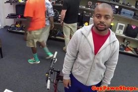 Baited ebony gets facialized at pawnshop
