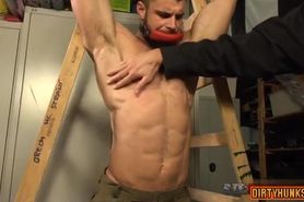 Muscle bodybuilder handjob with cumshot