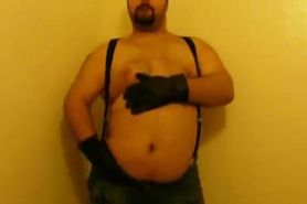 Bear jerking off wearing leathergloves and suspenders (Danish/Denmark)