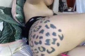 Amateur plays wet pussy free cam