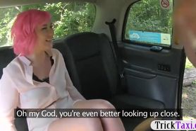 Pink hair girl seducing the fraud driver and gets boned