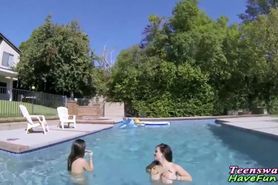 Teen les in pool eats out