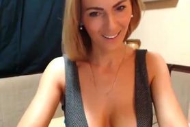 Hot Cougar MILF Masturbating On Web