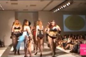 thick models sexy walk