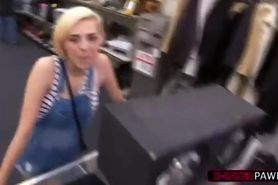 Jolly blonde chick gets sells her speakers and sells her pussy
