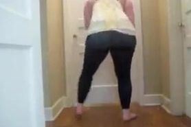 Black leggings shaking her ass