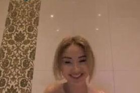 Hot Webcam Girl Plays In The Bathtub 3