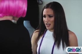 Lesbians Gabi Paltrova n Jenna Sativa lick each others pussy