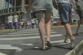 Street candid video shows girl with a firm bottom.