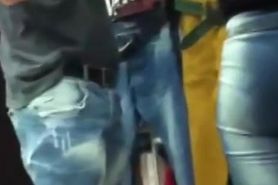 Vendedoras latinas con buen culo en jeans ajustados