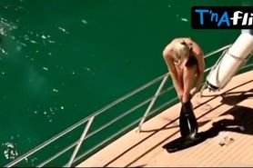 Sophie Schutt Bikini Scene  in Himmel Uber Australien (2)