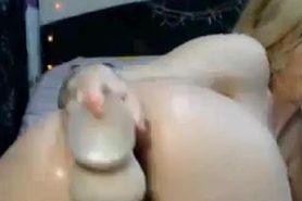 Hot Blonde Webcam Girl Pounds Her Ass