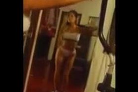 Sexy Latina shaking her ASS!