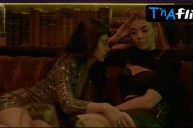 Greta Cozzolino Lesbian Scene  in Wtf! Con La Musica A Otra Parte