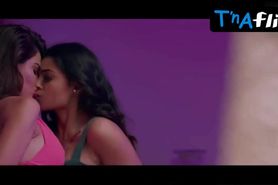 Aarti Khetarpal Sexy Scene  in Ragini Mms Returns