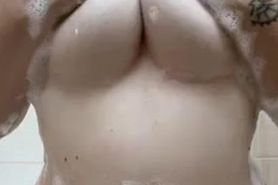 hube tits bath