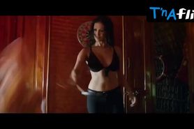 Sunny Leone Underwear Scene  in Jackpot