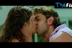 Aishwarya Rai Sexy Scene  in Dhoom 2