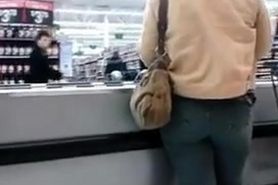 Candid Public - Big MILF Ass in Tight Jeans at Cooler