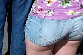PLUMP BOOTY IN SHORTS