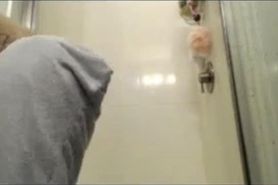 Big booty chick live showering