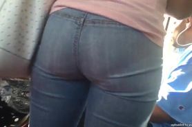 TIGHT PLUMP BUTT IN TIGHT JEANS ON THE 36 TROLLEY!!!