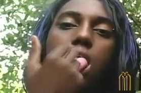 black tiener neukt met een dildo in het bos