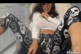 Cougar Wet Mommy Orgasm On Webcam Show