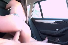 Magrinha fazendo anal no carro