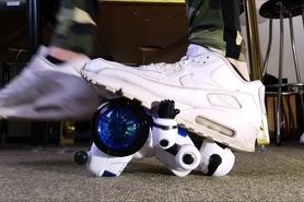 Roboter Crushing with Nike Air Max 90 (Trailer)