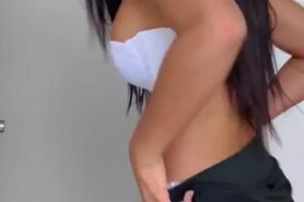 latina shows her body