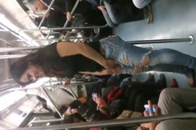 Rico Culo de Chica en el Metro L 2 MX recargada en el tubo