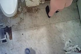 Milf in bathroom on a cam.  Nice ass and hover techniques