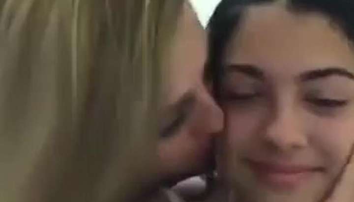 mother daughter kiss - Tnaflix.com