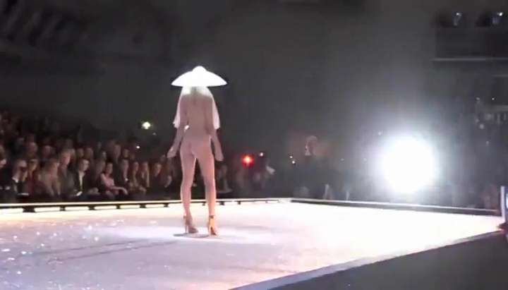 Nude Fat Chick With Umbrella - Seductive fashion model in a weird hat walks down the catwalk in the nude -  Tnaflix.com