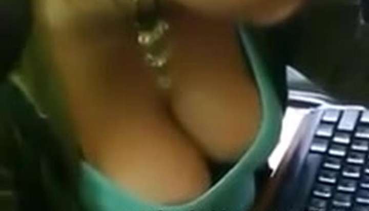 720px x 411px - Mumbai aunty cleavage show at office (Indian Aunty) - Tnaflix.com