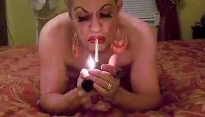 Tranny Queens - Drag Queen Smoking shemale porn shemales tranny porn trannies ladyboy ladyb  - Tnaflix.com