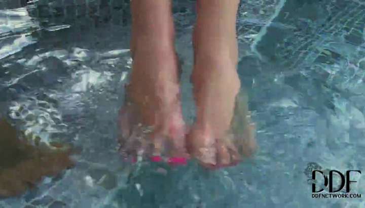 Sunny Day And Lesbian Wet Feet (Amanda Logue) - Tnaflix.com