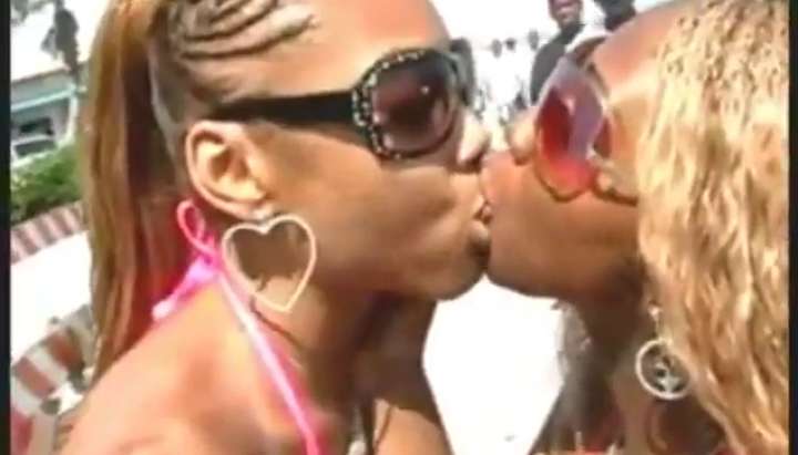 Kissing In Beach - Lesbian Beach Party - Tnaflix.com