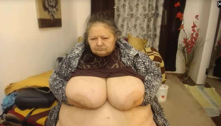 granny holds saggy white boobs up - Tnaflix.com